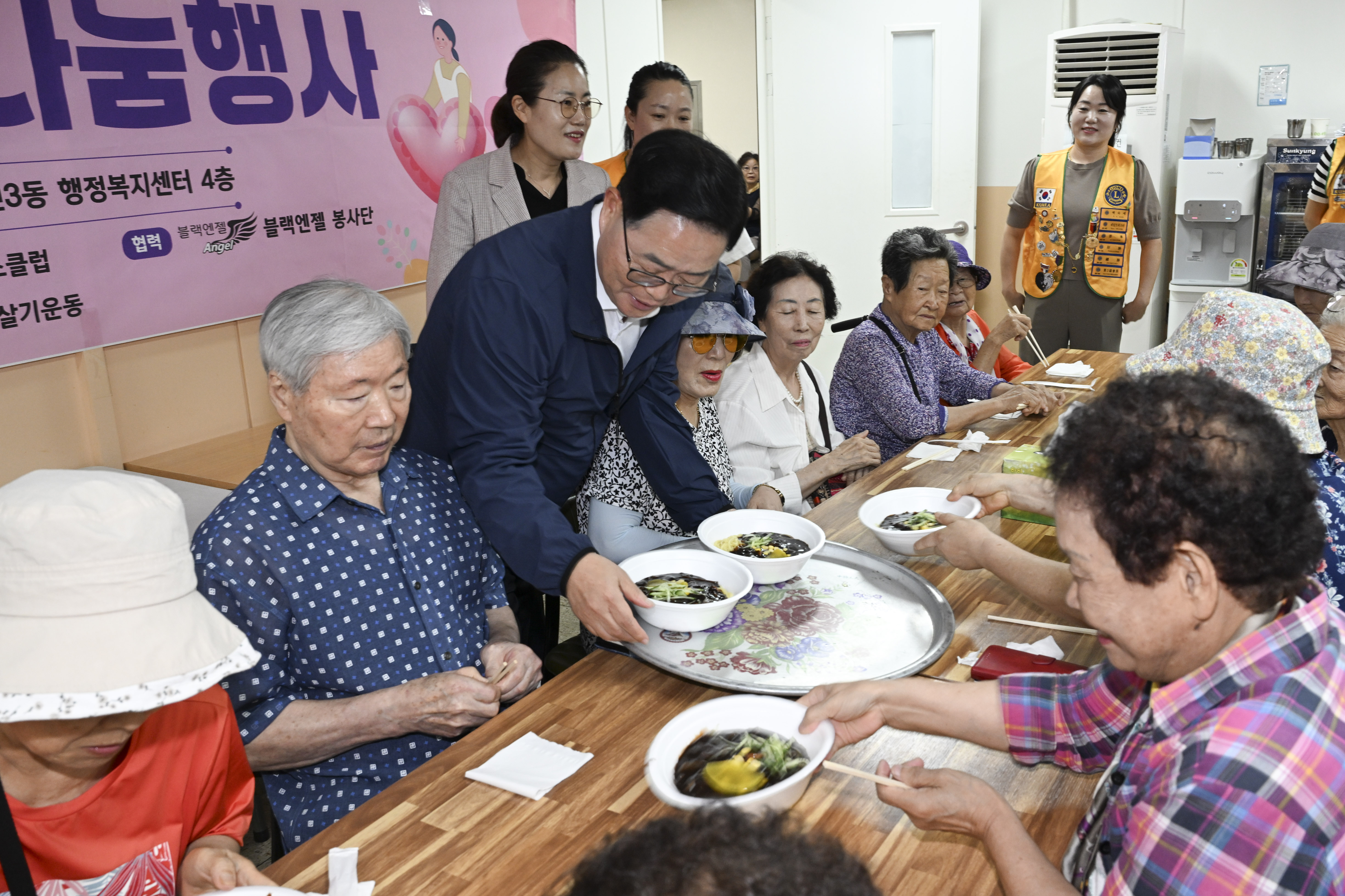 양주시 회천3동, 취약계층 위한 ‘짜장면 나눔 봉사’ 진행 이미지