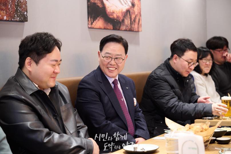 직원과의 대화 사진