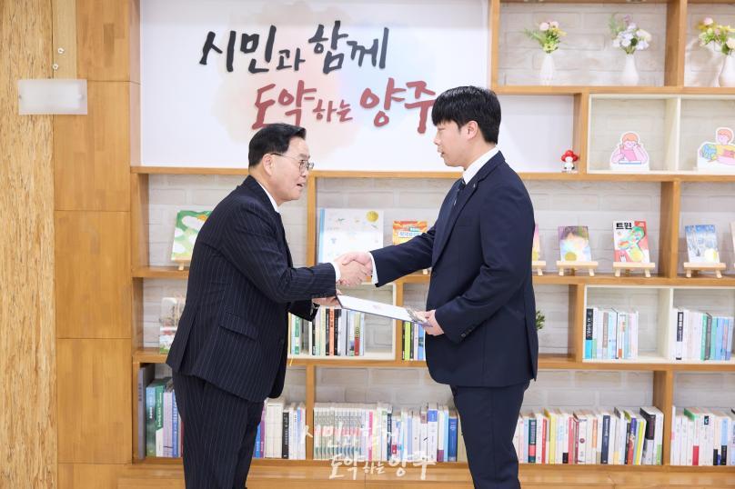 임용장 교부식 의 사진