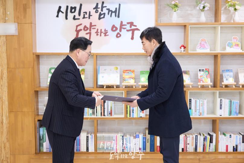 임용장 교부식 의 사진