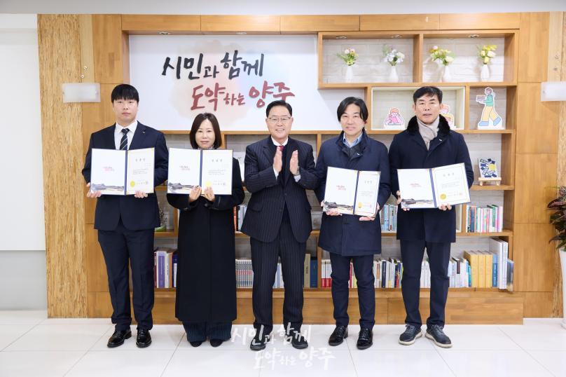 임용장 교부식 의 사진