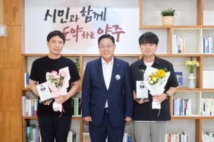 의원면직 공무원 간담회 의 사진