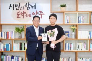 의원면직 공무원 간담회 의 사진