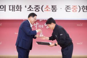 직원과의 대화 의 사진