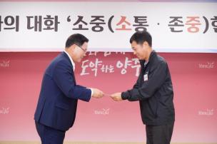 직원과의 대화 의 사진