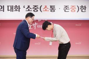 직원과의 대화 의 사진