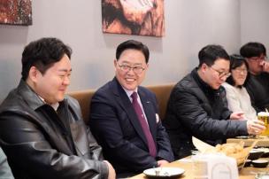 직원과의 대화 사진
