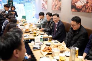 직원과의 대화 의 사진