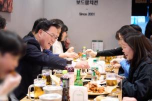 직원과의 대화 의 사진