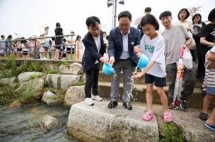 회암천 미꾸라지 방류행사 의 사진