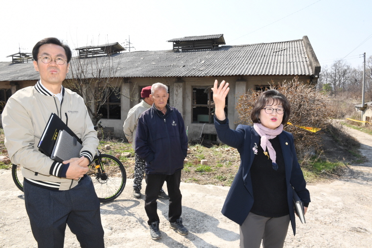 안순덕 의원, 삼숭동 슬레이트 현장방문 이미지2