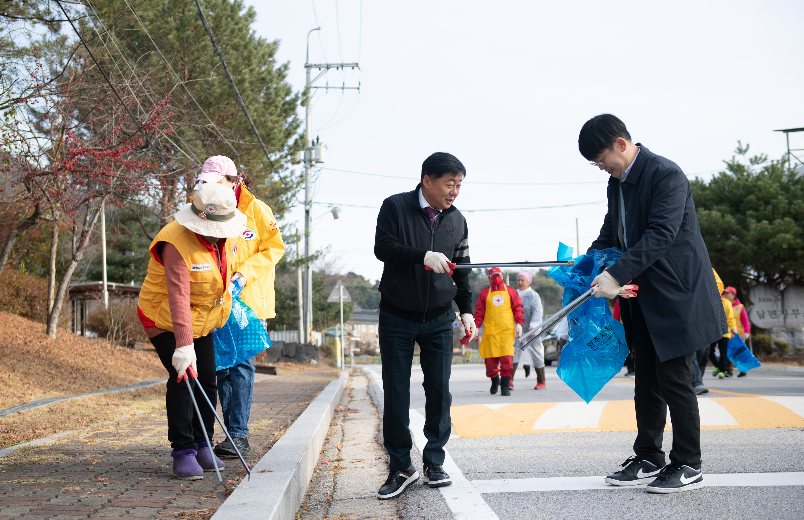 11월 적십자봉사회 환경 캠페인 및 지역사회보장협의체 사랑의 김장 나눔(1) 이미지10