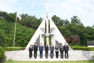 제9대 시의원 현충탑 참배 이미지