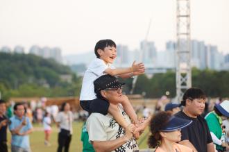 [포토]‘제8회 양주 회암사지 왕실축제’에서 휴일을 만끽하는 관람객들 이미지