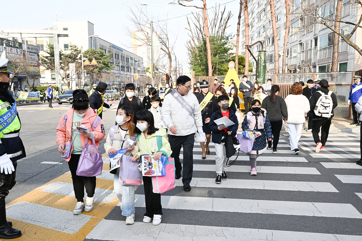 2023-03-21 초등학교 개학기 교통안전 캠페인 이미지