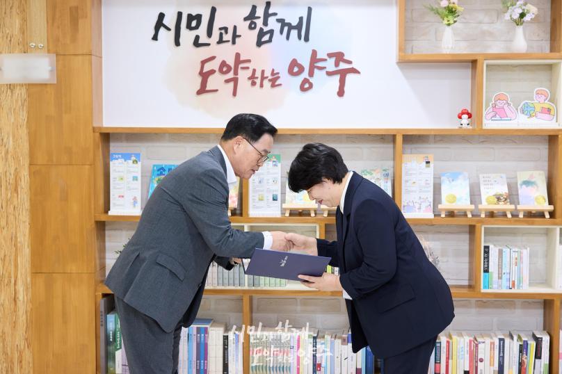 임용장 교부식 의 사진