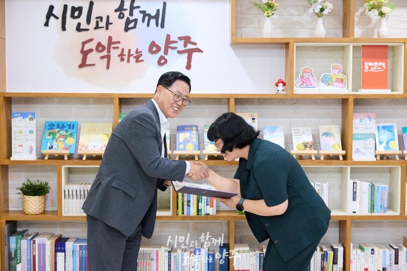 임용장 교부식 의 사진