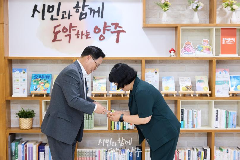 임용장 교부식 의 사진