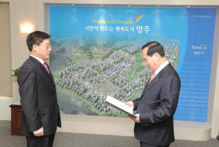 김준호부시장 사령장 의 사진