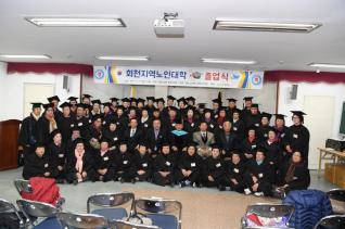 회천지역 노인대학 졸업식 의 사진