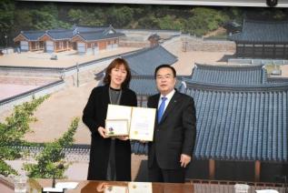 우수공무원 표창장 수여식 의 사진