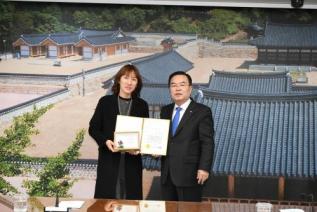 우수공무원 표창장 수여식 의 사진