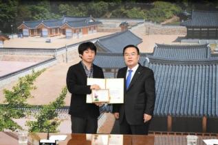 우수공무원 표창장 수여식 의 사진