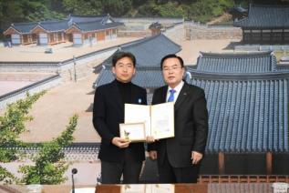우수공무원 표창장 수여식 의 사진