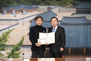 우수공무원 표창장 수여식 의 사진