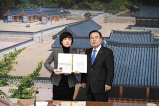 우수공무원 표창장 수여식 의 사진