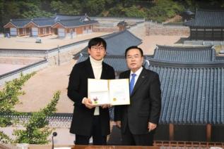 우수공무원 표창장 수여식 의 사진