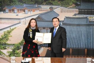 우수공무원 표창장 수여식 의 사진