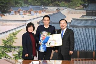 우수공무원 표창장 수여식 의 사진