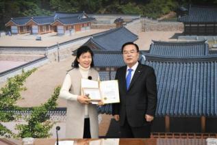 우수공무원 표창장 수여식 의 사진
