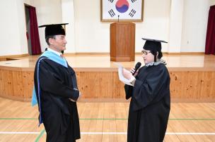 장흥면 노인대학 졸업식 의 사진