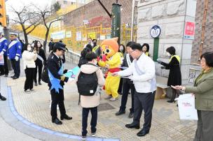 초등학교 개학기 교통안전 캠페인 의 사진