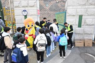 초등학교 개학기 교통안전 캠페인 의 사진