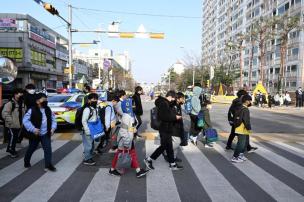 초등학교 개학기 교통안전 캠페인 의 사진