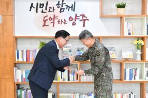 43관리대대장 감사패 전달 사진