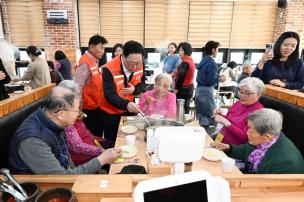 사랑의 국수나눔 행사 사진