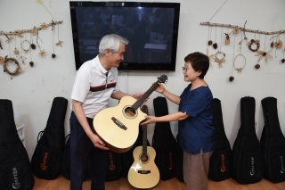 성음악기 기타기증 사진