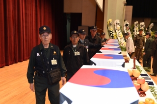 6.25전사자유해발굴영결식 의 사진